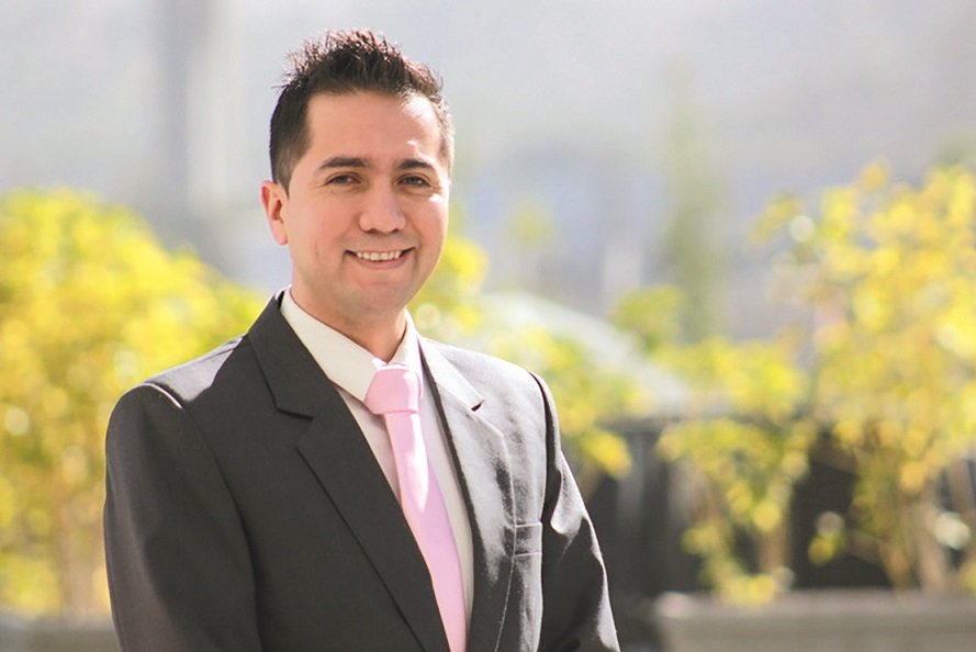 Docente arequipeño gana beca en España