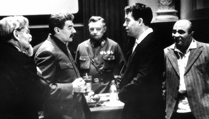 UNA MIRADA CRÍTICA A LA ADULACIÓN ESTALINISTA: La Rusia de los años treinta: The Inner Circle