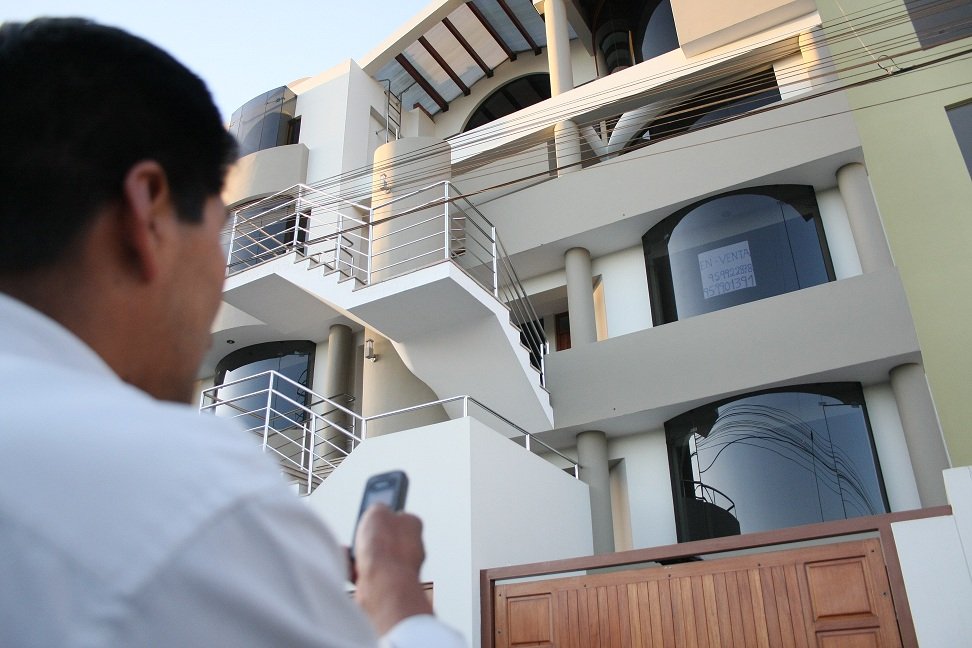 Por la crisis política, recomiendan no endeudarse para casas y vehículos