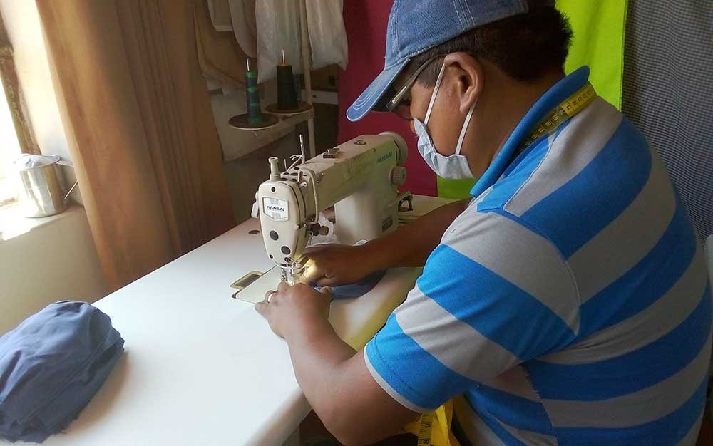 Pymes ofrecen confeccionar mascarillas y ropa de personal de salud