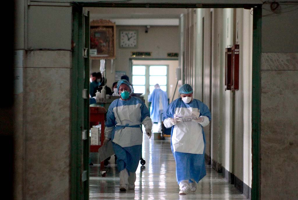 “¡Queremos trabajar, no morir!”: El reclamo de las enfermeras que luchan contra el COVID-19