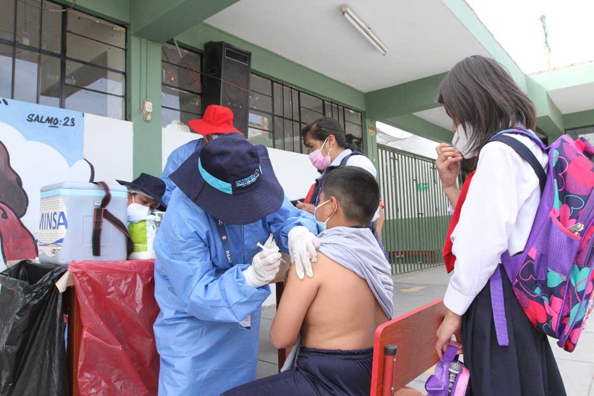 Ni aforo de 100% en colegios persuade a padres a vacunar a sus hijos