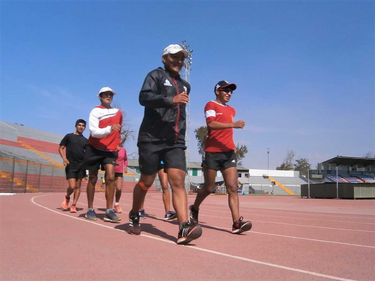 Alfredo Quispe, el entrenador de atletas olímpicos