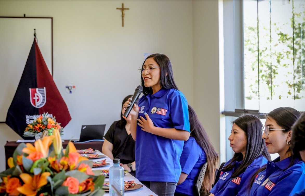 Beca CHOP+: impulsa el liderazgo y aprendizaje de inglés en hablantes de quechua y aimara