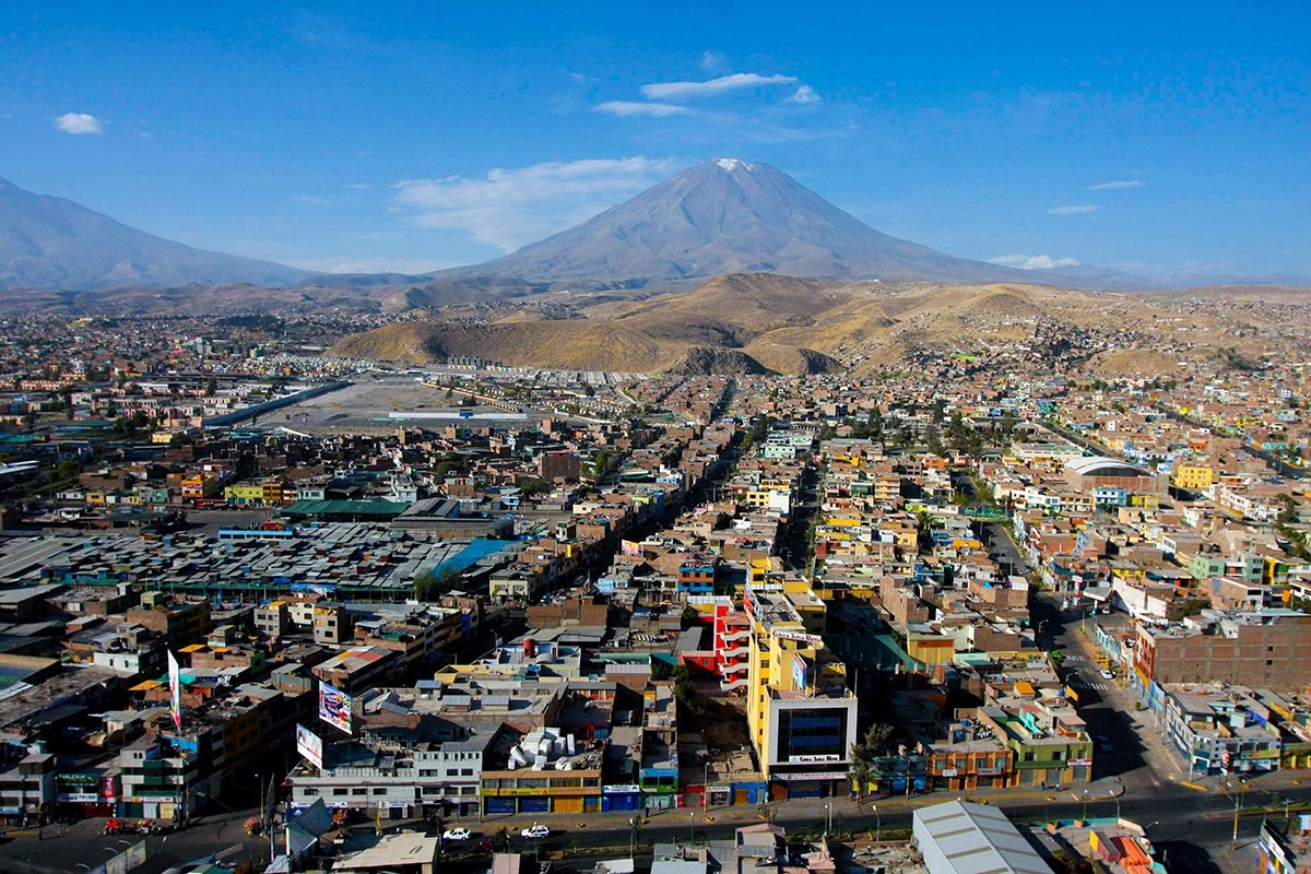 Arequipa: economistas recomiendan guardar dinero y no endeudarse