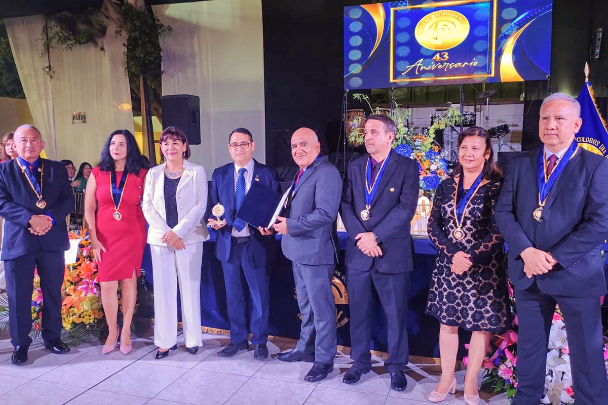 Profesor y antigua alumna de San Pablo fueron premiados por el Colegio de Psicólogos del Perú