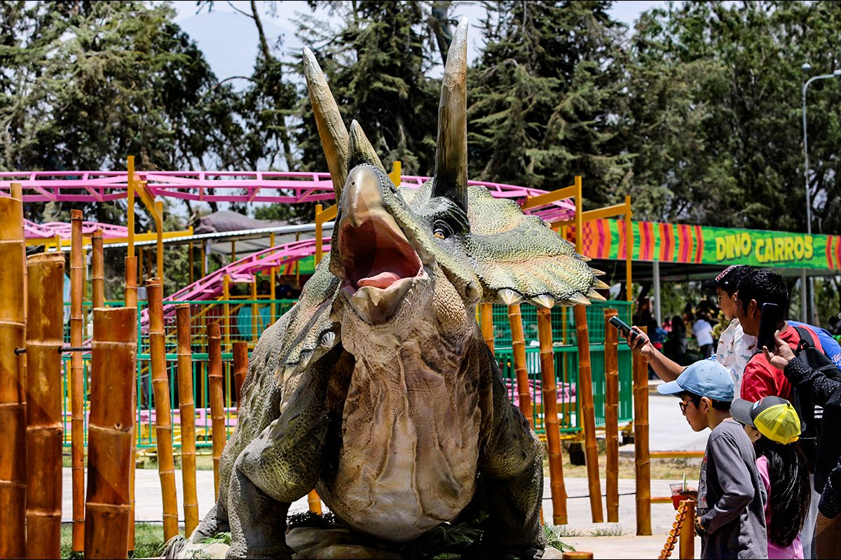 Dinosaurios mecatrónicos en Arequipa