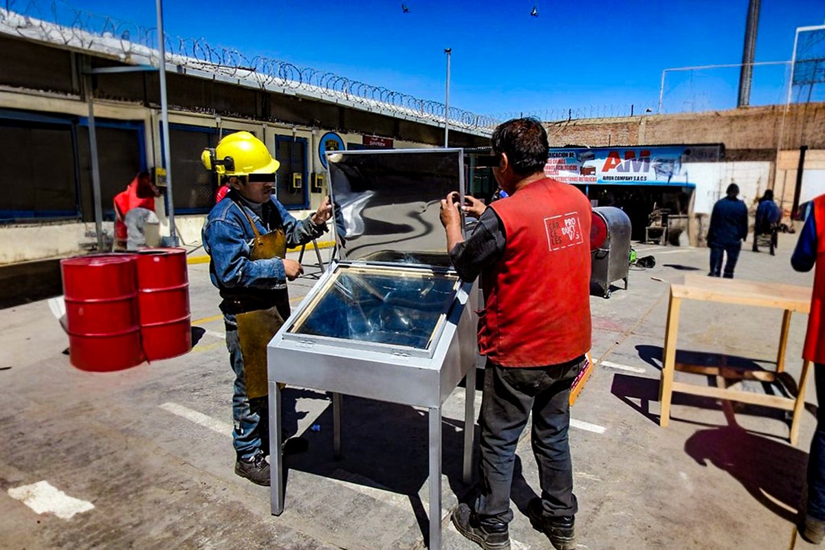 Internos del penal de Socabaya aprenden a fabricar cocinas solares con tecnología ecoamigable
