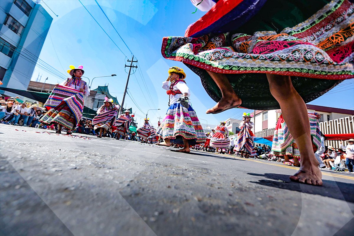 Danzantes de toda la región saludaron a Arequipa