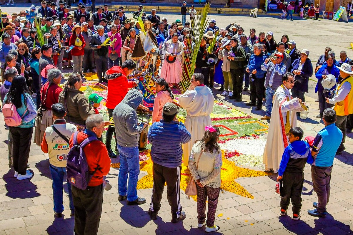 Semana Santa en Puno transcurre entre pétalos y procesiones