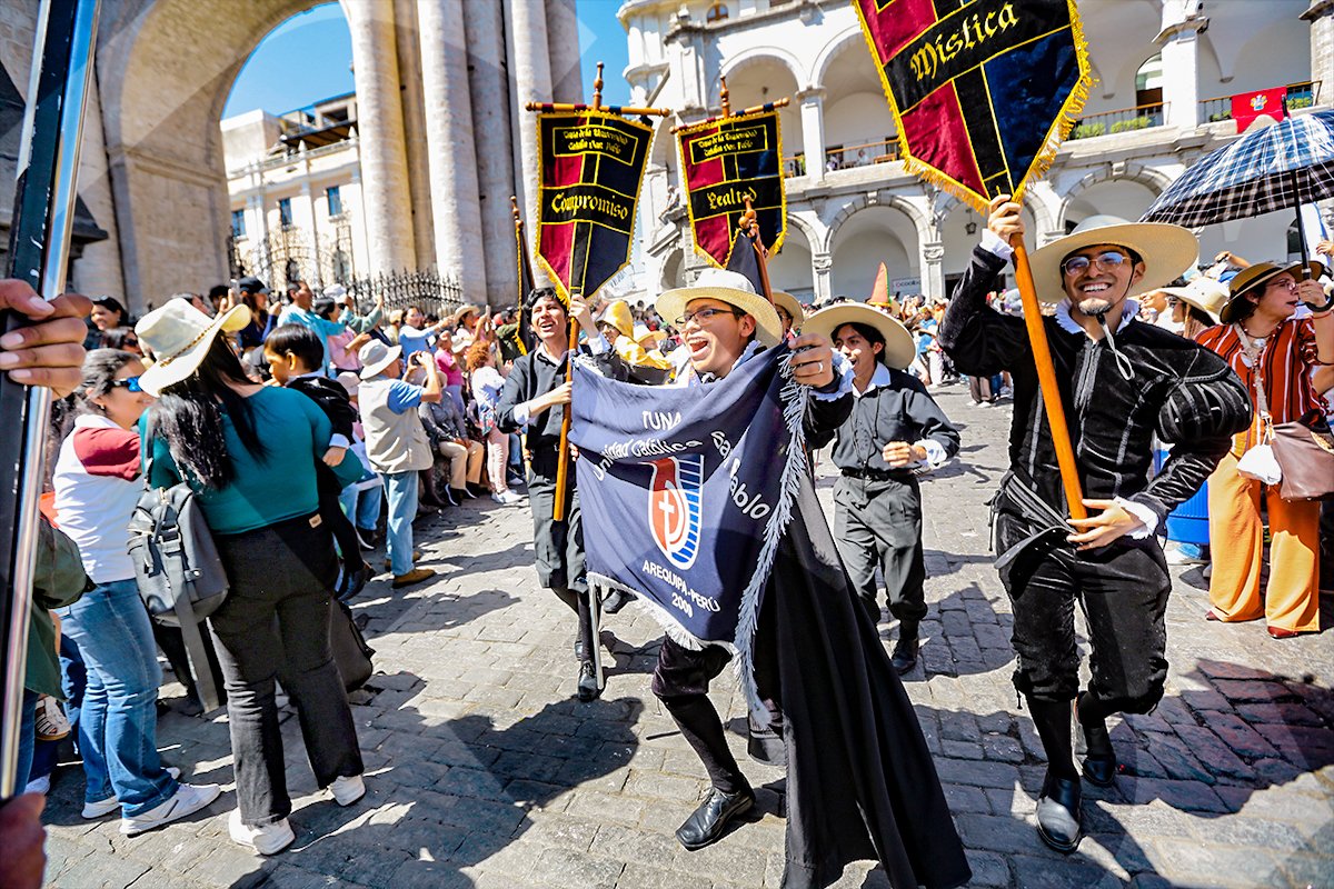 ¡Tunas saludan a Arequipa!