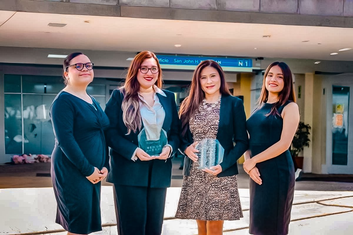 Equipo de la San Pablo triunfa en competencia internacional de derechos humanos